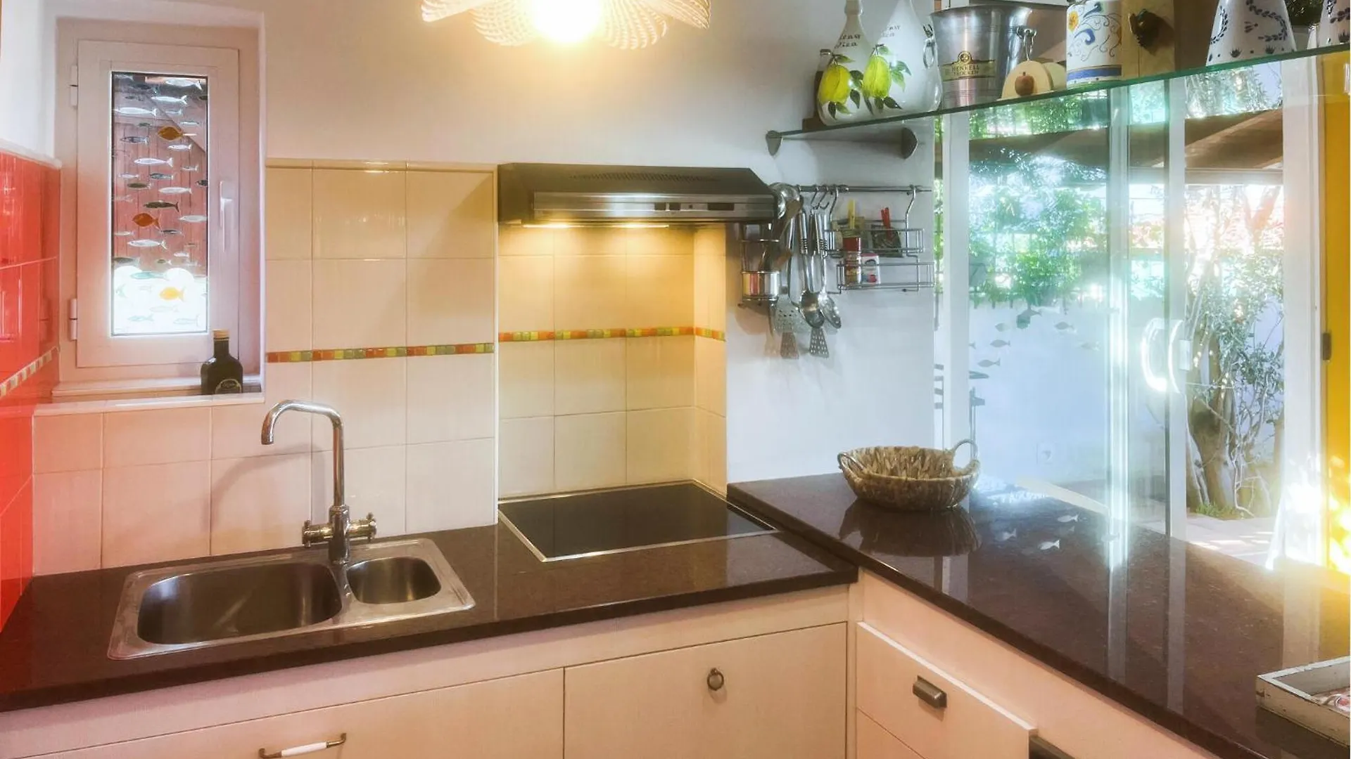 Beautiful Home In Slatine With Sauna 트로기르 펜션